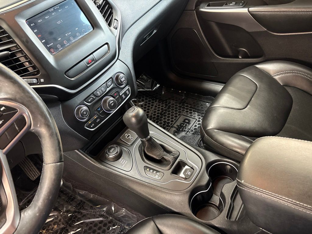 Thumbnail: 2019 Jeep Cherokee - 11
