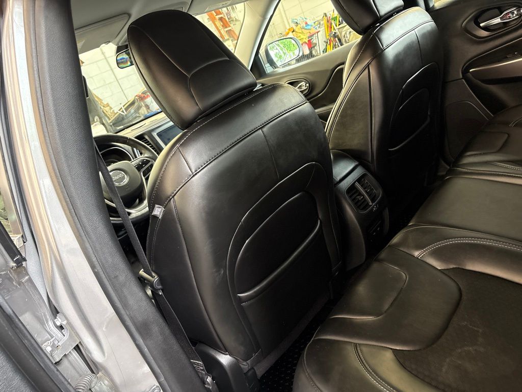 Thumbnail: 2019 Jeep Cherokee - 31
