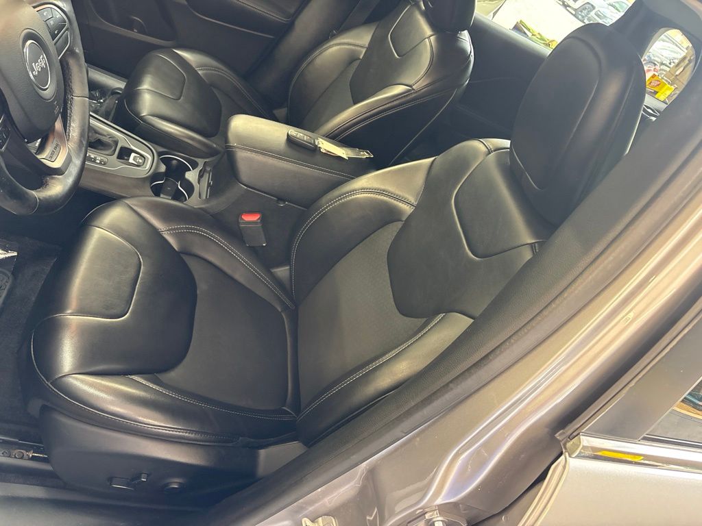 Thumbnail: 2019 Jeep Cherokee - 10
