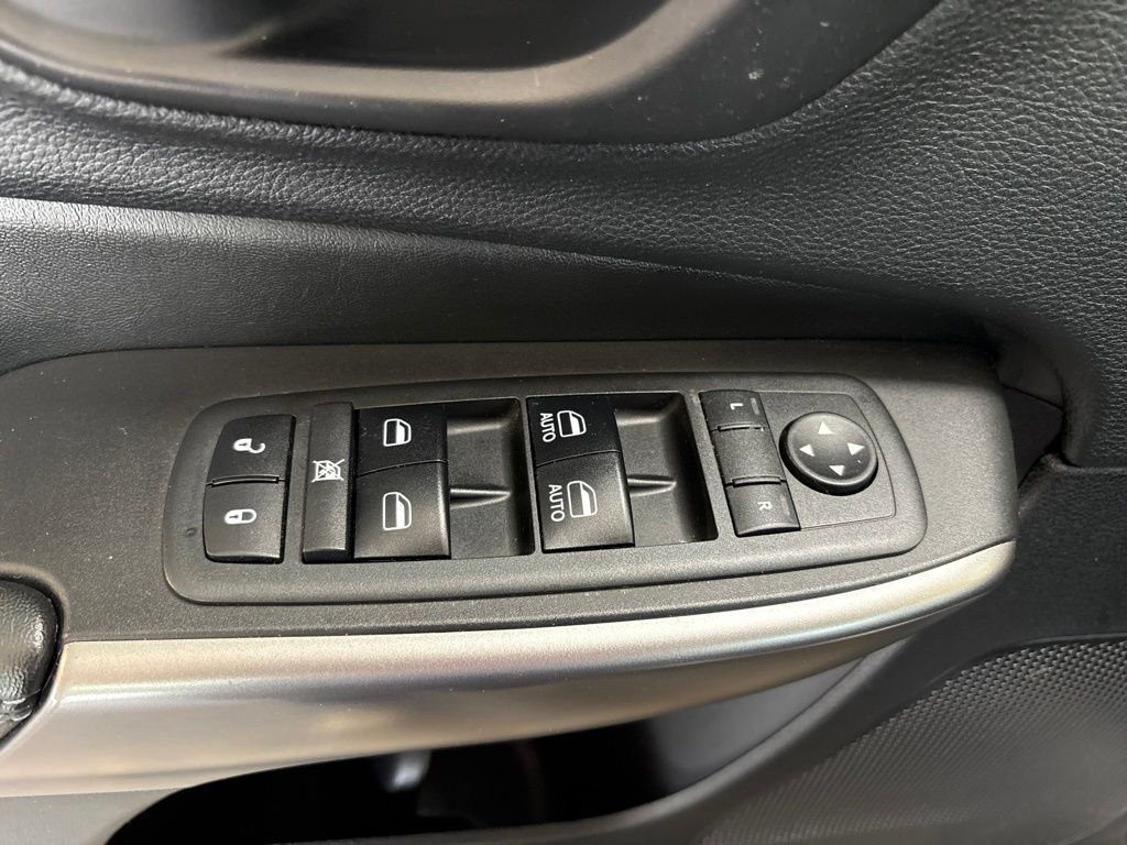 Thumbnail: 2019 Jeep Cherokee - 21
