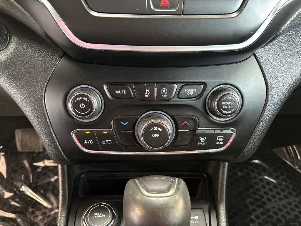 Thumbnail: 2019 Jeep Cherokee - 26
