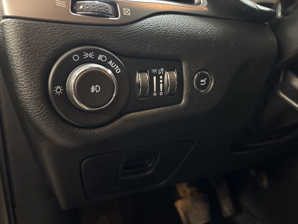 Thumbnail: 2021 Jeep Cherokee - 22