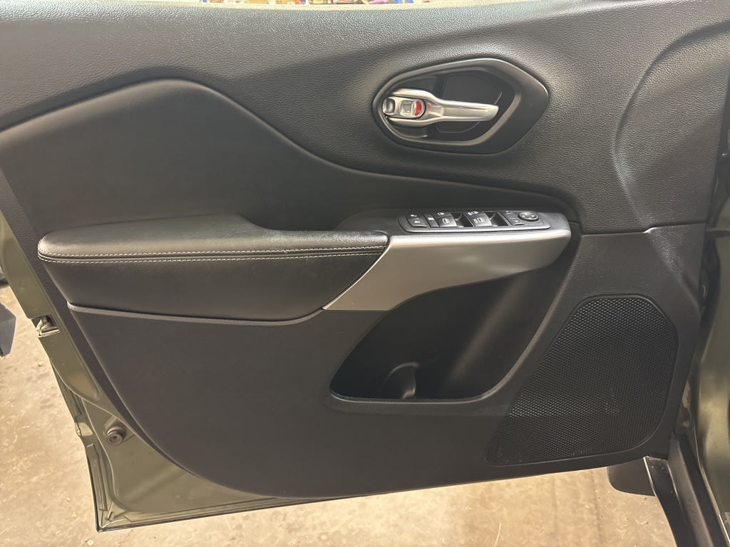 Thumbnail: 2021 Jeep Cherokee - 20