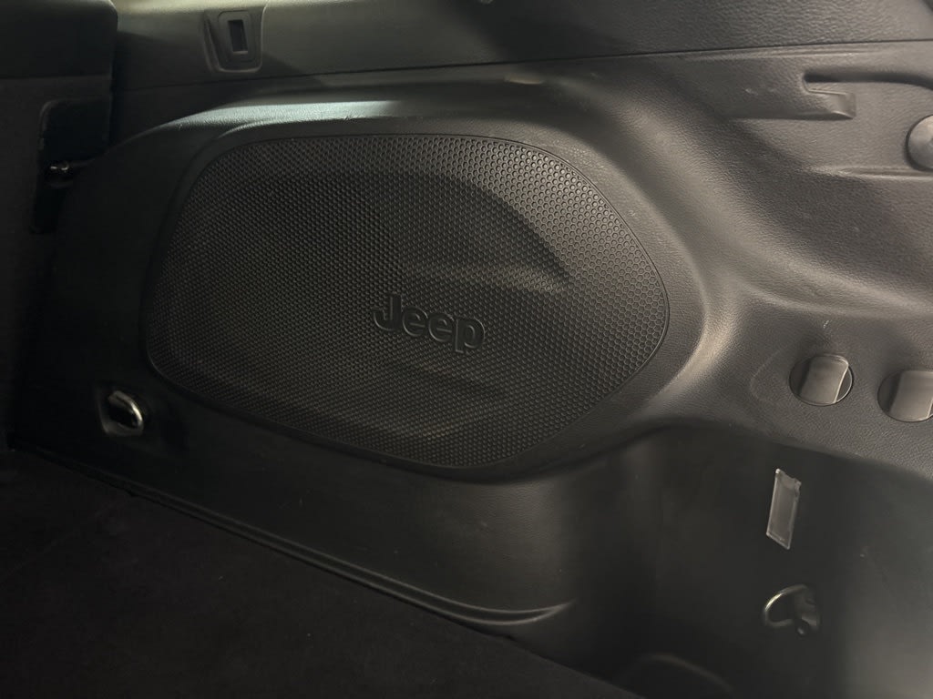 Thumbnail: 2021 Jeep Cherokee - 33