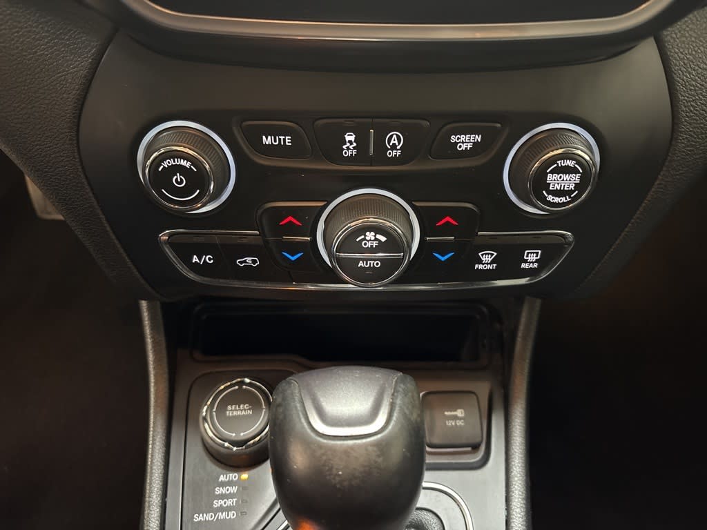 Thumbnail: 2021 Jeep Cherokee - 25