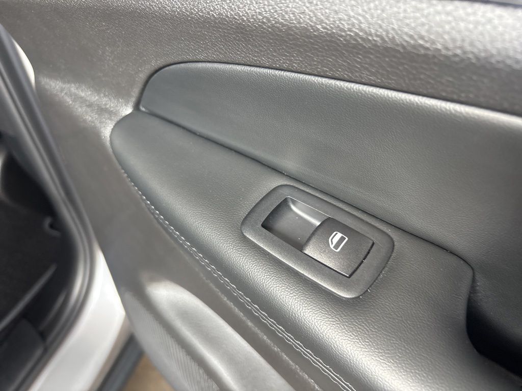 Thumbnail: 2021 Jeep Grand Cherokee - 28