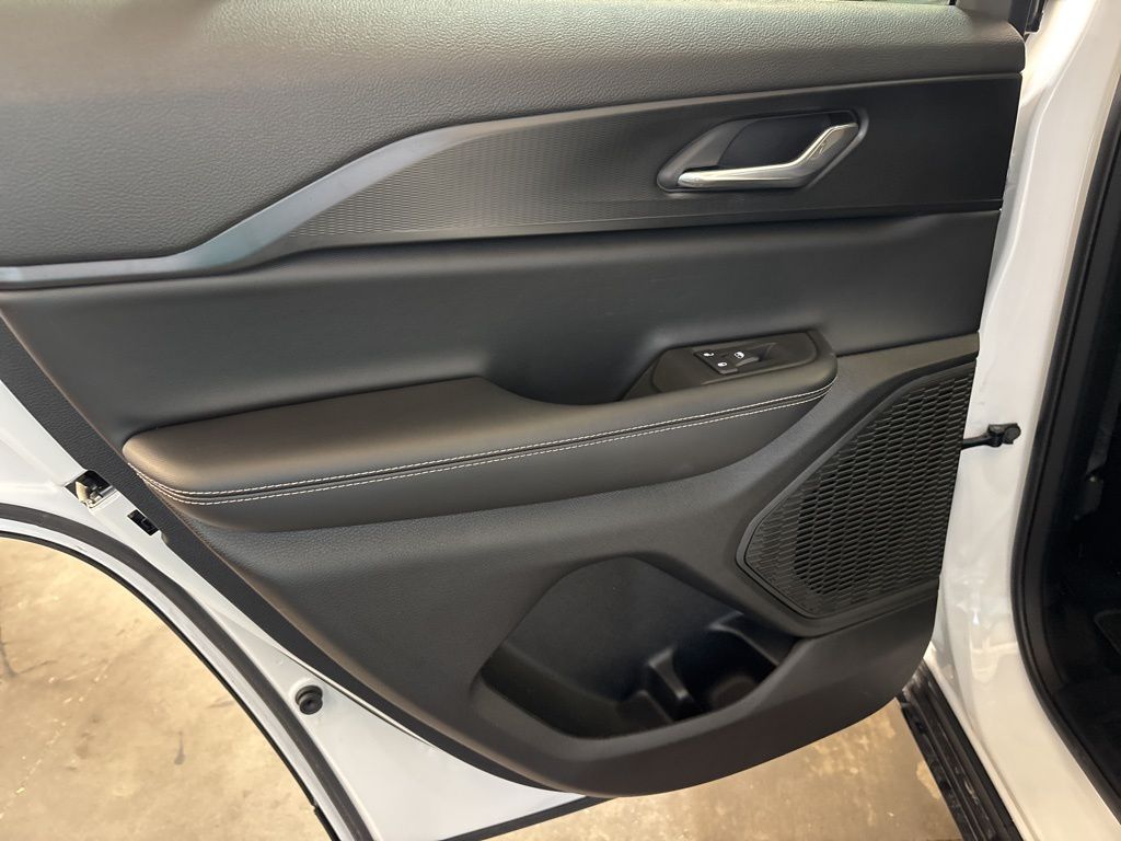 Thumbnail: 2025 Jeep Grand Cherokee - 32