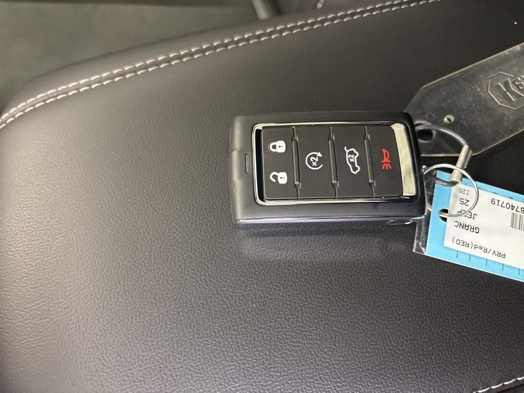 Thumbnail: 2025 Jeep Grand Cherokee - 16