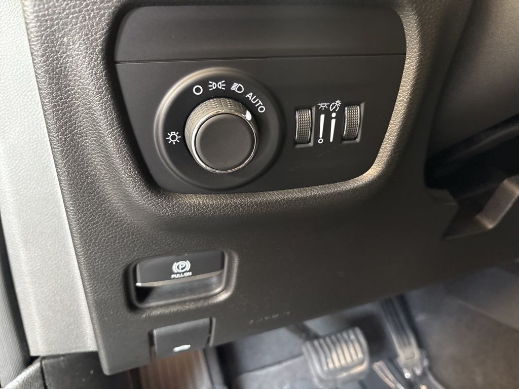 Thumbnail: 2023 Jeep Grand Cherokee - 24