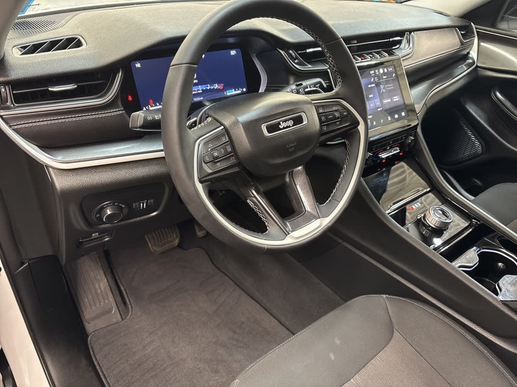 2023 Jeep Grand Cherokee Laredo 2