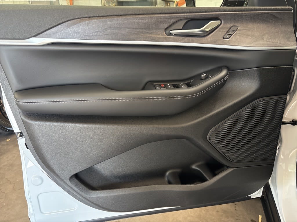 Thumbnail: 2025 Jeep Grand Cherokee - 18