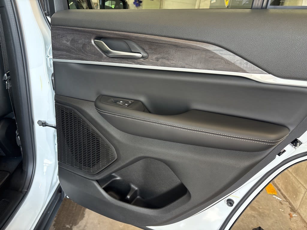 Thumbnail: 2025 Jeep Grand Cherokee - 34