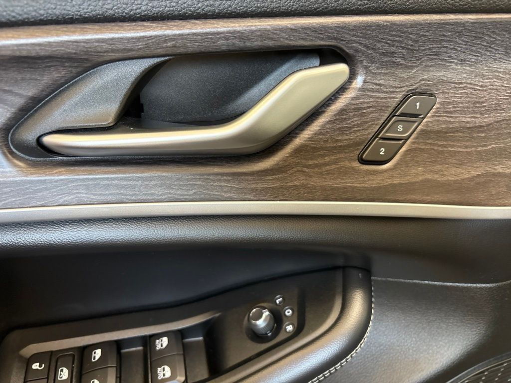 Thumbnail: 2023 Jeep Grand Cherokee - 21