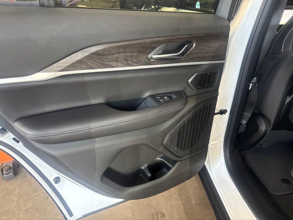 Thumbnail: 2026 Jeep Grand Cherokee - 30