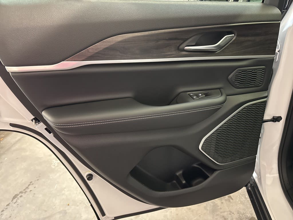 Thumbnail: 2026 Jeep Grand Cherokee - 35