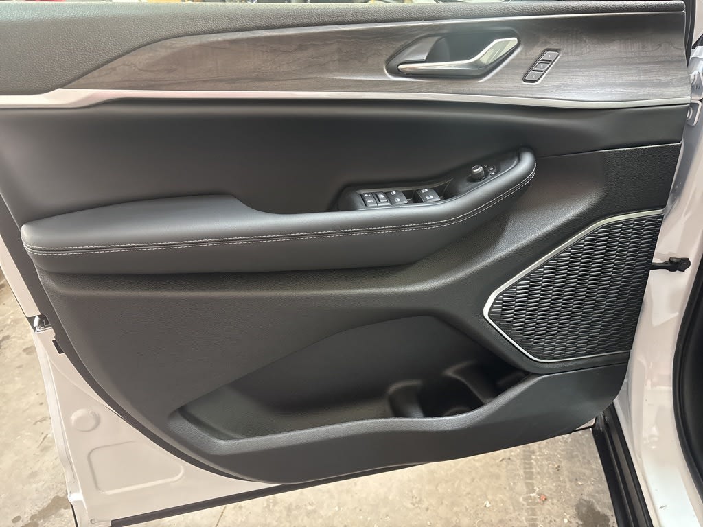 Thumbnail: 2026 Jeep Grand Cherokee - 20