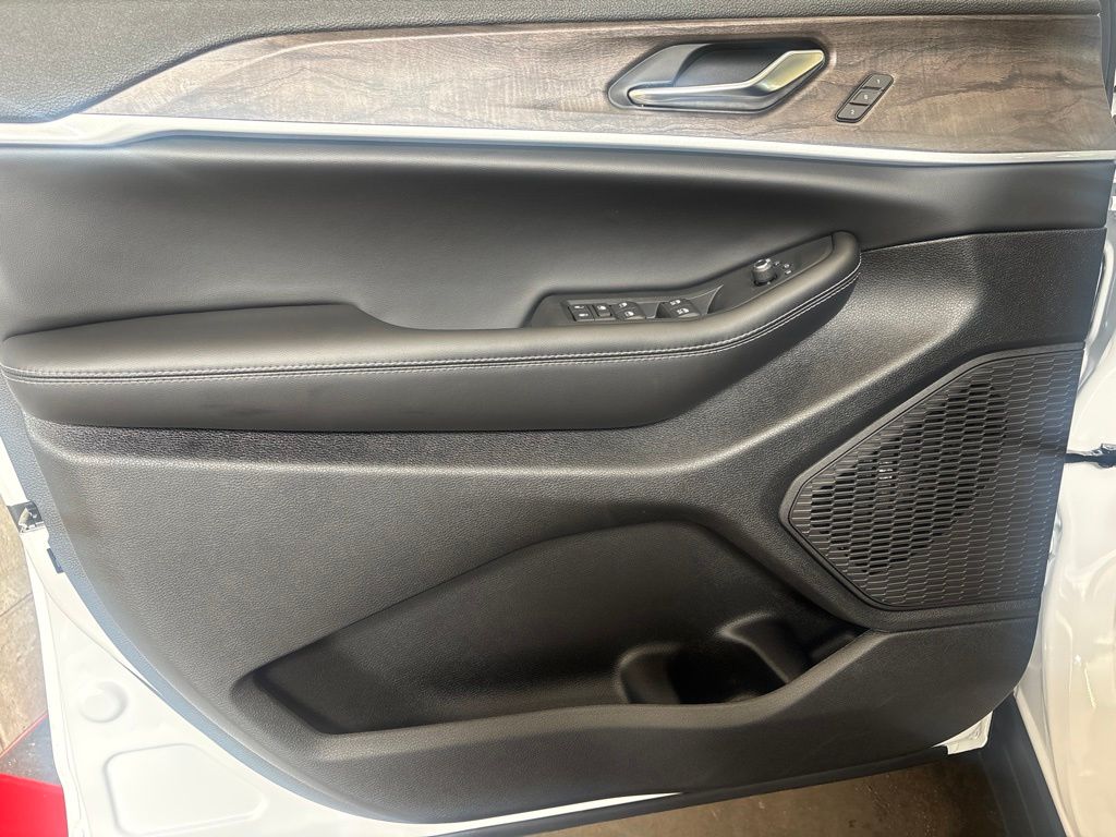 Thumbnail: 2026 Jeep Grand Cherokee - 20