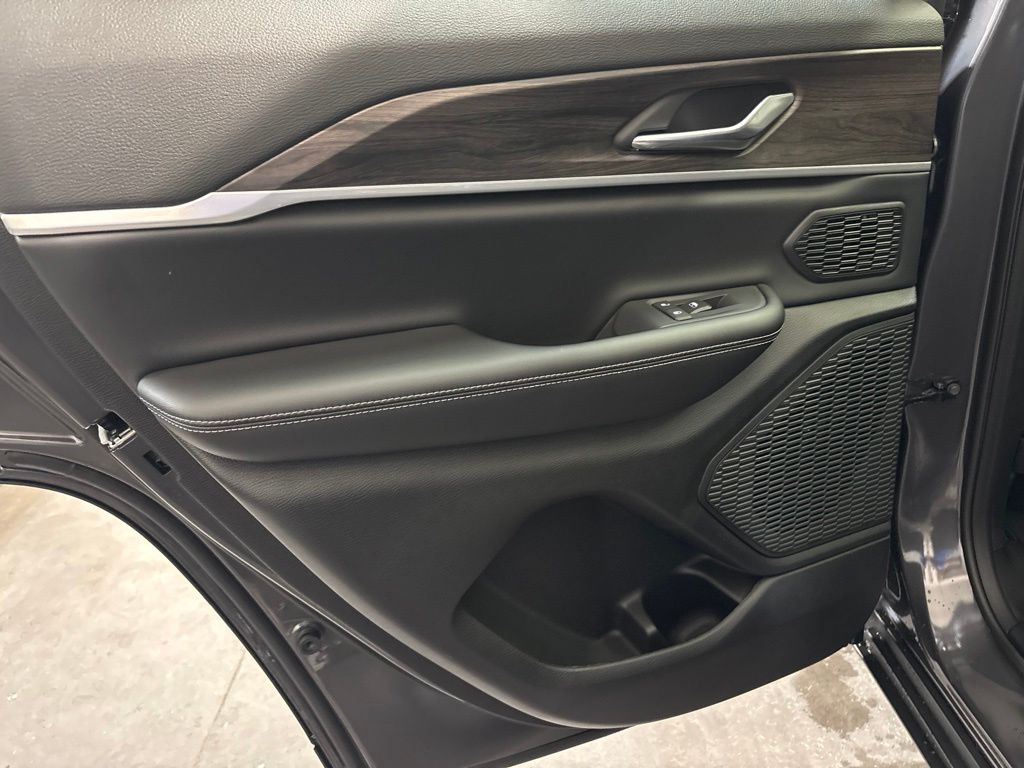 Thumbnail: 2026 Jeep Grand Cherokee - 32