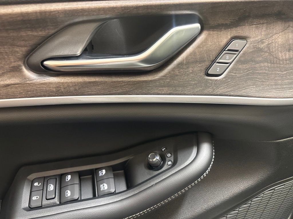 Thumbnail: 2026 Jeep Grand Cherokee - 21
