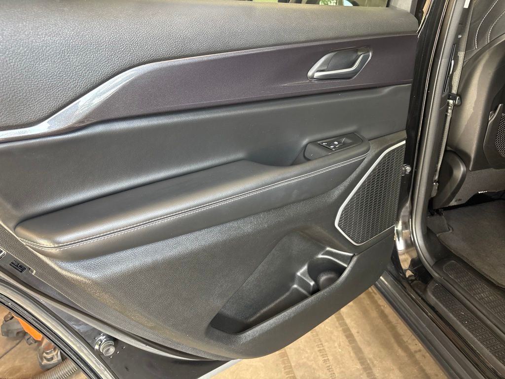 Thumbnail: 2021 Jeep Grand Cherokee L - 33