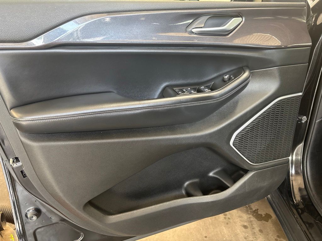 Thumbnail: 2021 Jeep Grand Cherokee L - 21