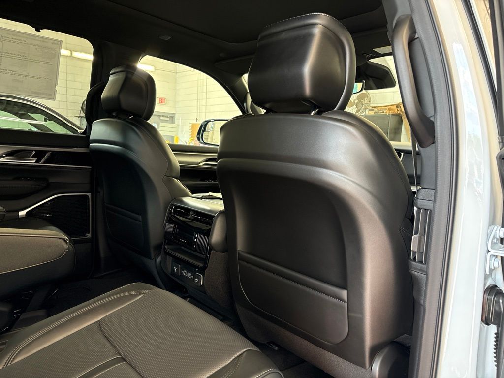 Thumbnail: 2026 Jeep Grand Wagoneer - 43