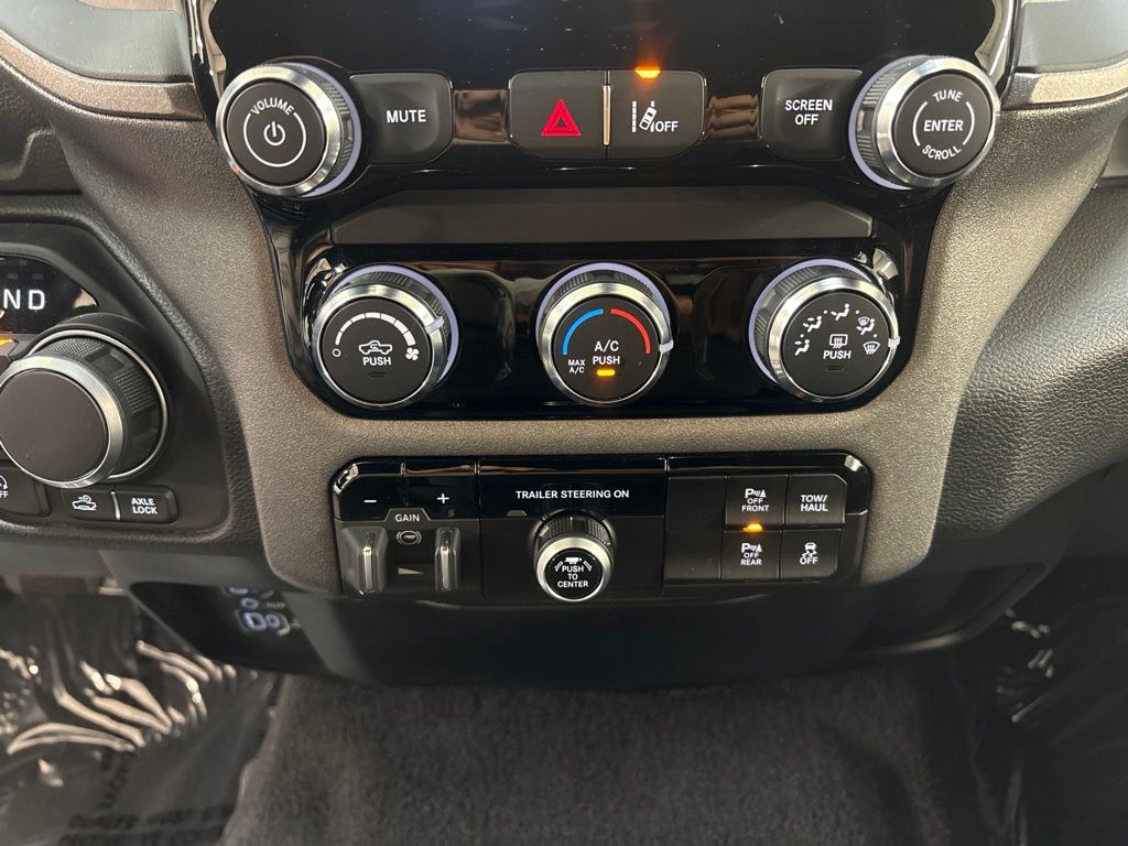Thumbnail: 2025 RAM 1500 - 28