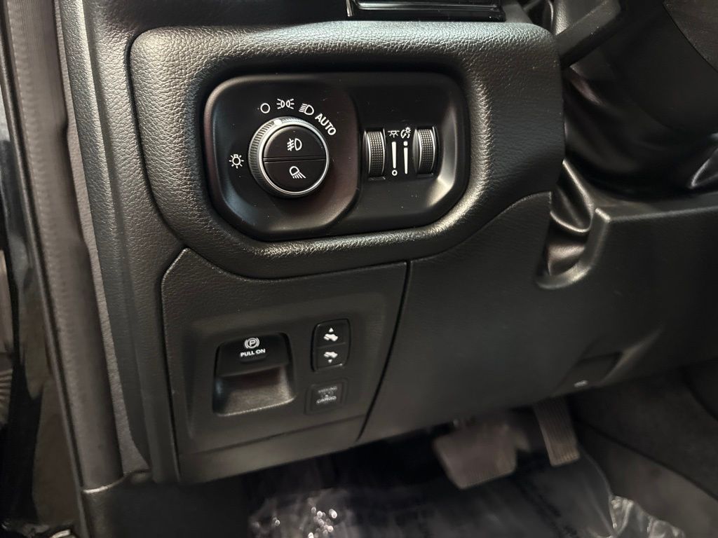 Thumbnail: 2025 RAM 1500 - 22