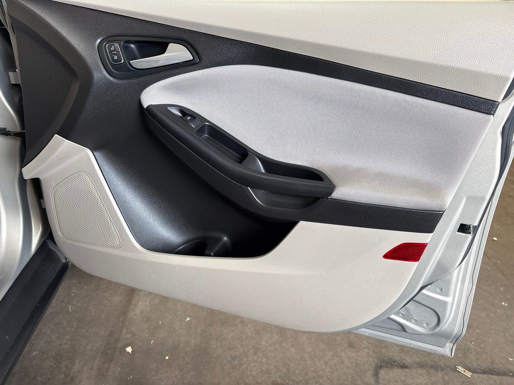 Thumbnail: 2016 Ford Focus - 32