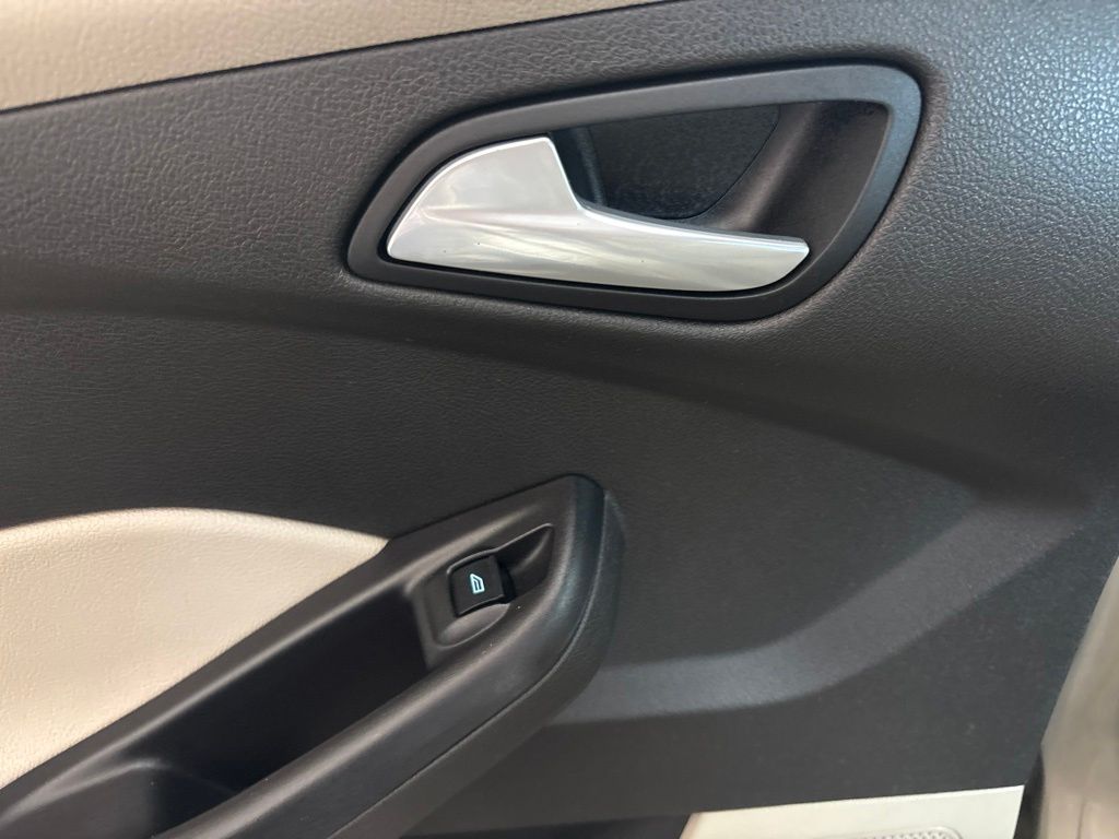 Thumbnail: 2016 Ford Focus - 25