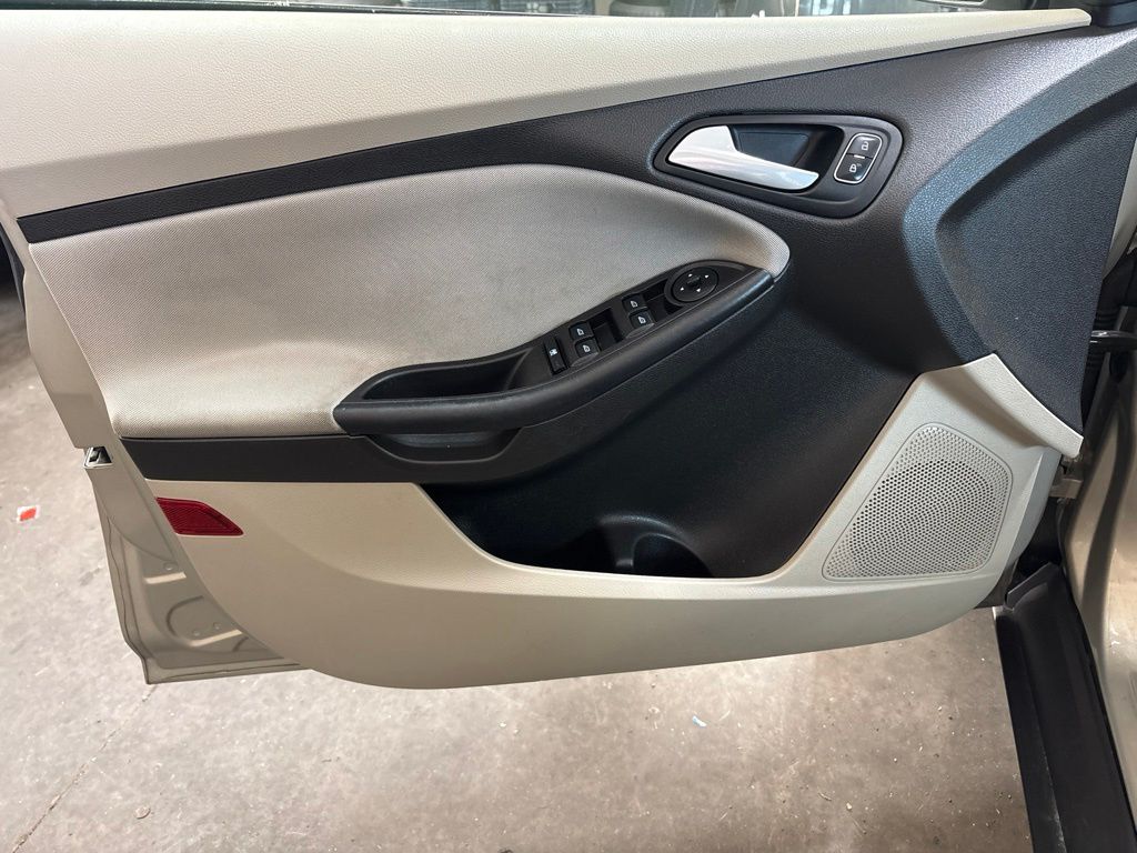 Thumbnail: 2016 Ford Focus - 18