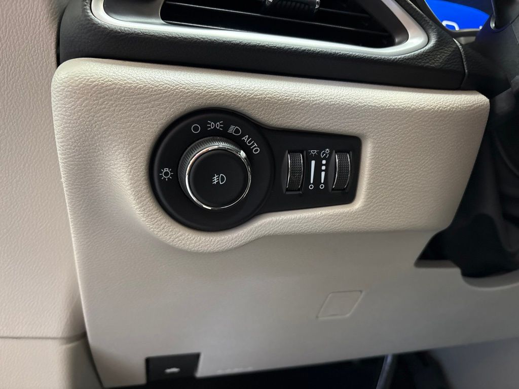 Thumbnail: 2023 Chrysler Pacifica - 23