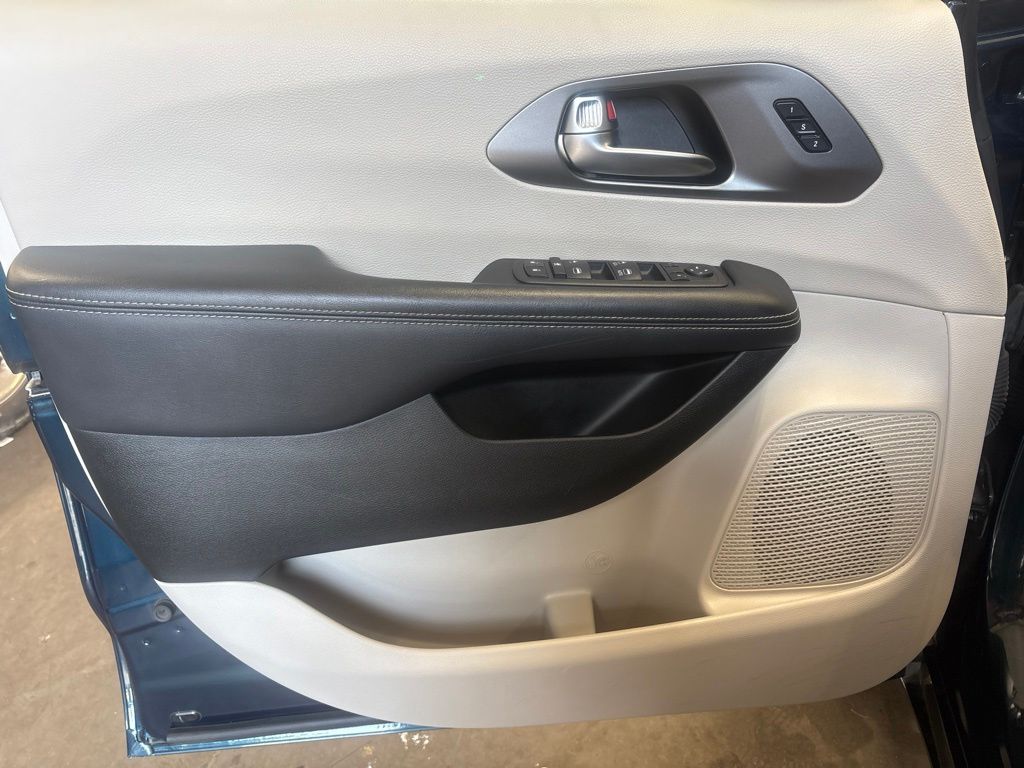 Thumbnail: 2023 Chrysler Pacifica - 21