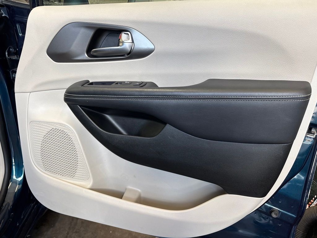 Thumbnail: 2023 Chrysler Pacifica - 43
