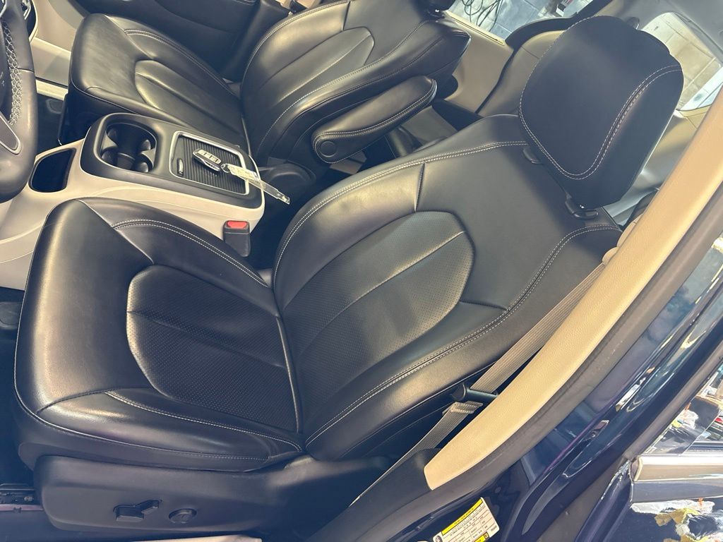 Thumbnail: 2023 Chrysler Pacifica - 9