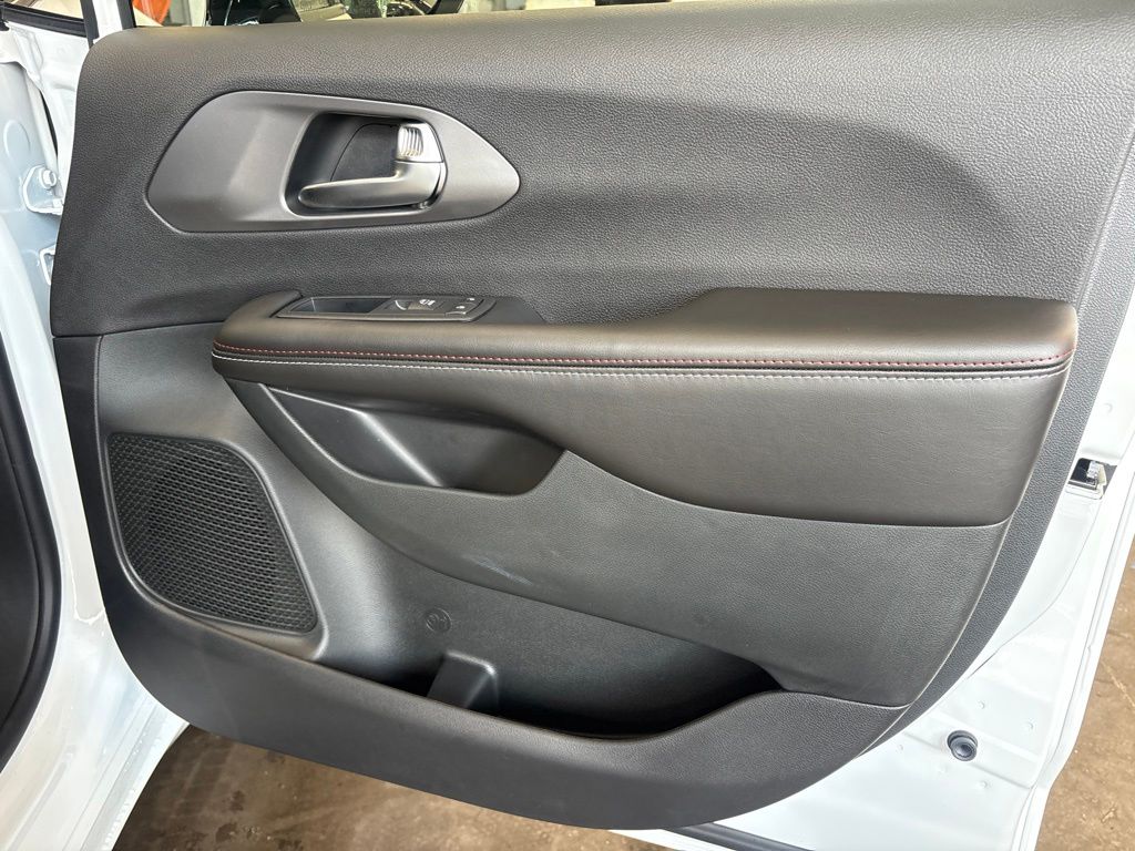 Thumbnail: 2027 Chrysler Pacifica - 42