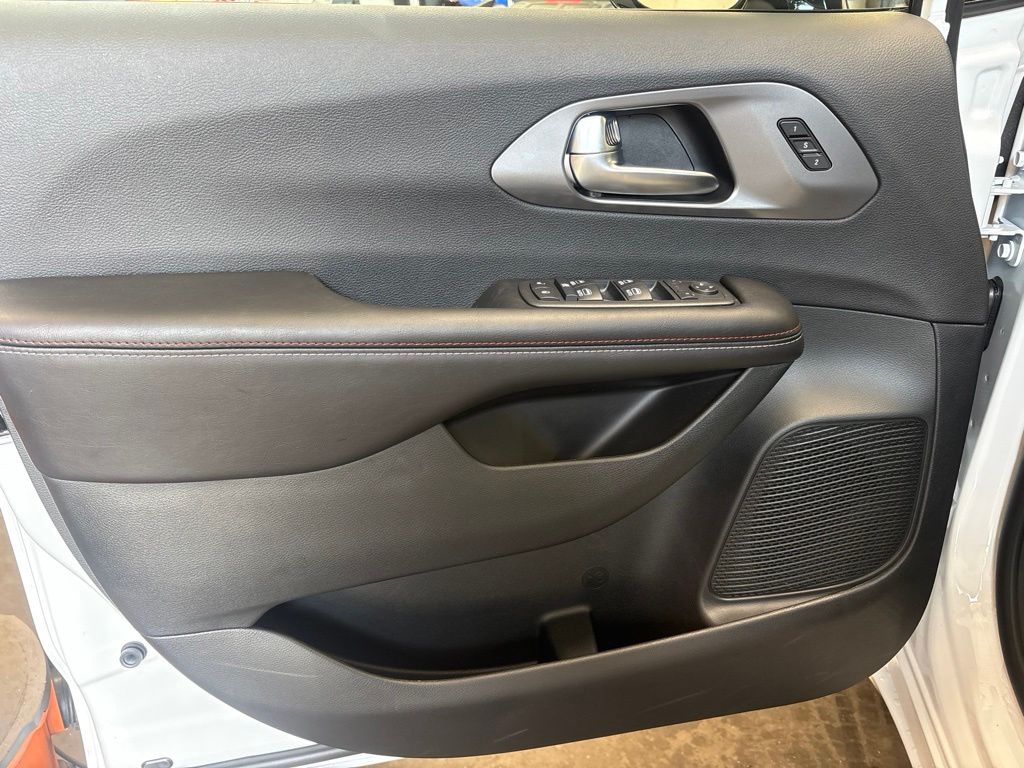 Thumbnail: 2027 Chrysler Pacifica - 21