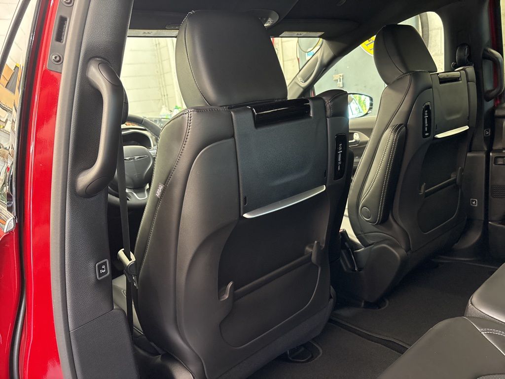Thumbnail: 2026 Chrysler Pacifica - 10