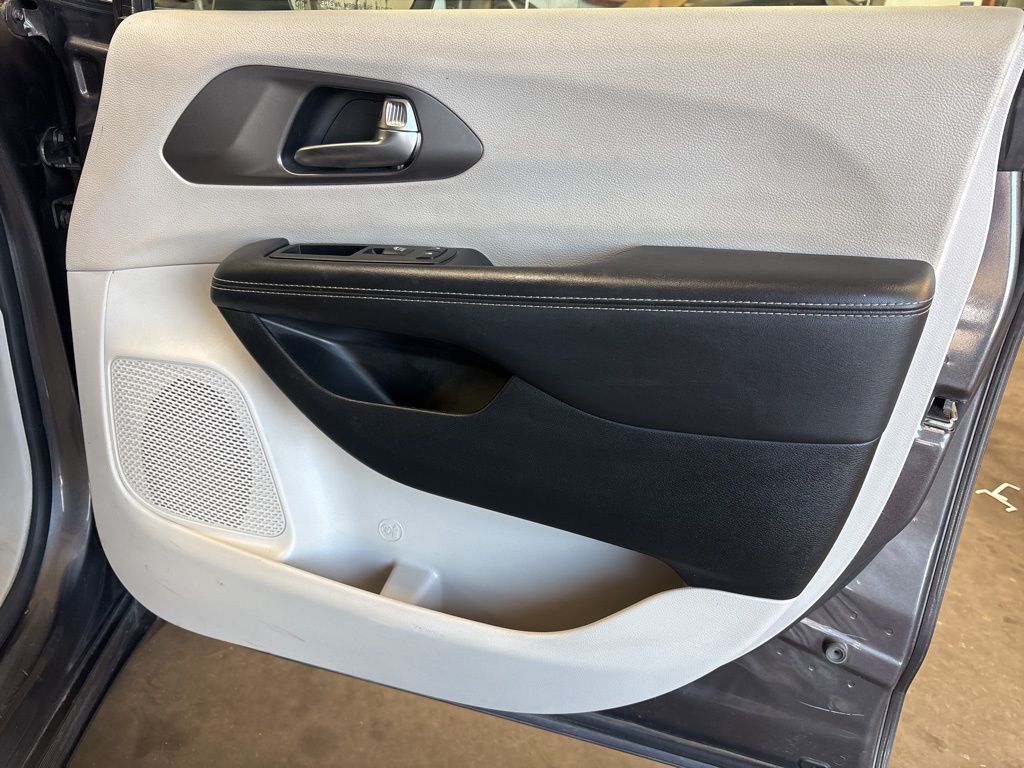 Thumbnail: 2023 Chrysler Pacifica - 41