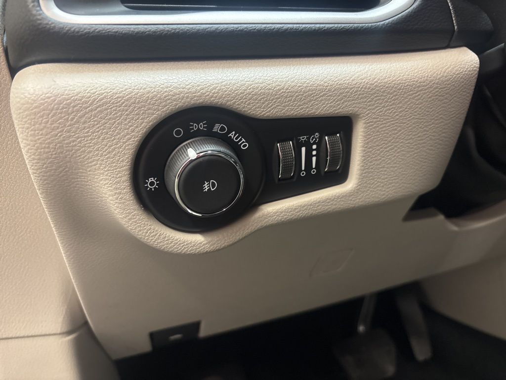 Thumbnail: 2023 Chrysler Pacifica - 22