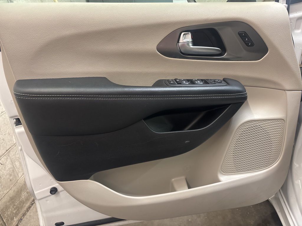 Thumbnail: 2023 Chrysler Pacifica - 20