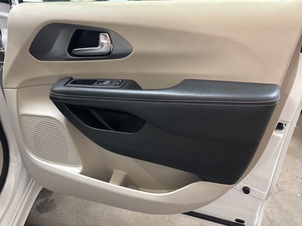 Thumbnail: 2023 Chrysler Pacifica - 40