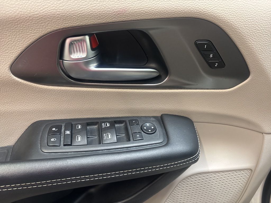 Thumbnail: 2023 Chrysler Pacifica - 21