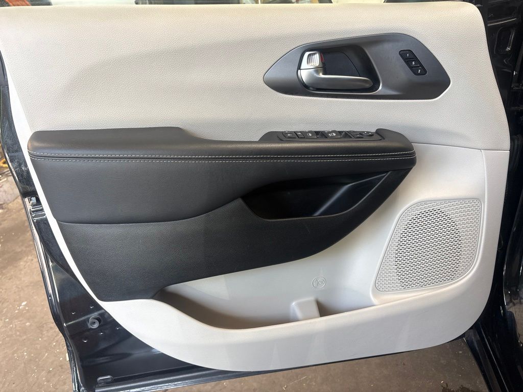Thumbnail: 2023 Chrysler Pacifica - 20