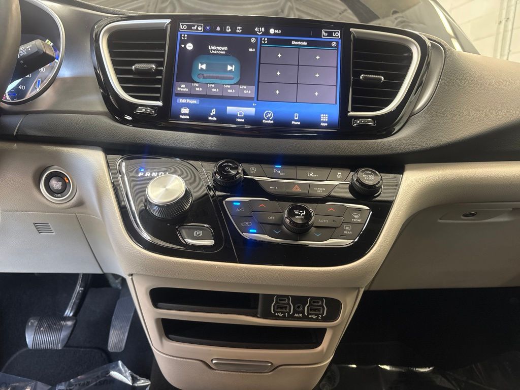Thumbnail: 2023 Chrysler Pacifica - 14