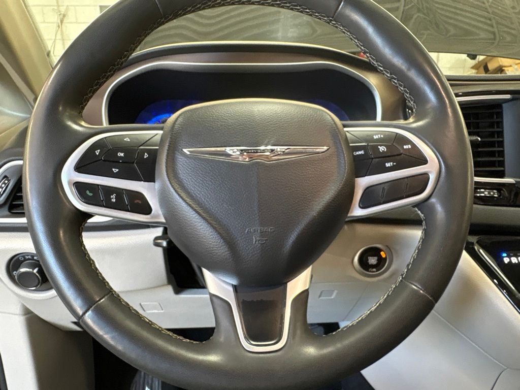 Thumbnail: 2022 Chrysler Voyager - 8