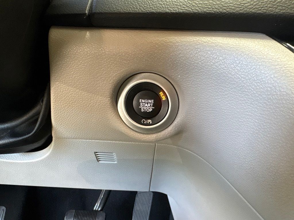 Thumbnail: 2022 Chrysler Voyager - 30