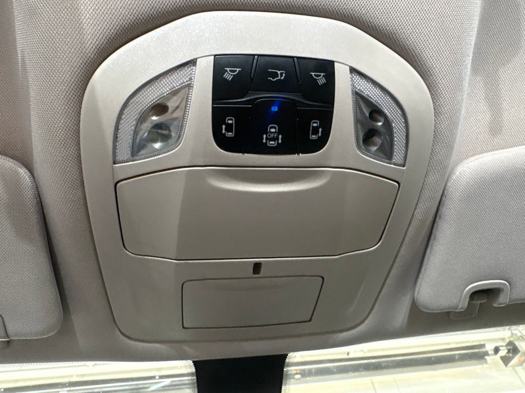 Thumbnail: 2022 Chrysler Voyager - 31