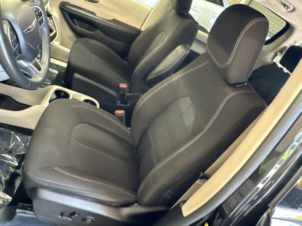 Thumbnail: 2022 Chrysler Voyager - 9