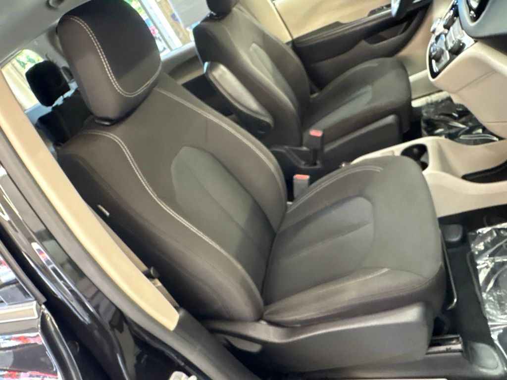 Thumbnail: 2022 Chrysler Voyager - 42